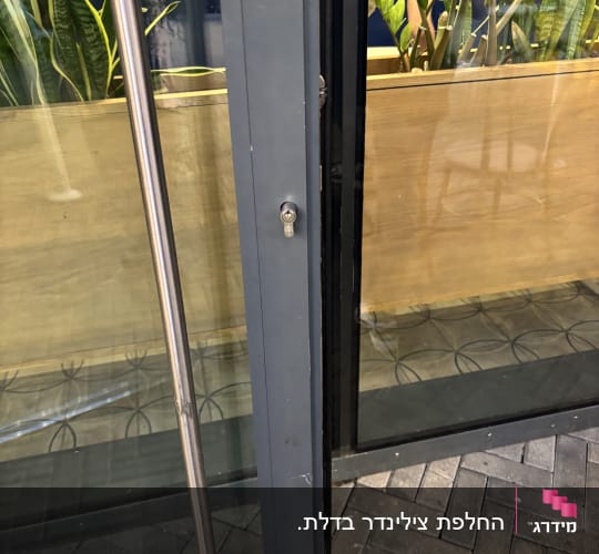 דלת זכוכית עם מנעול ומפתח